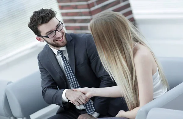 Handschlag von Manager und Klient in der Büro-Lobby. — Stockfoto