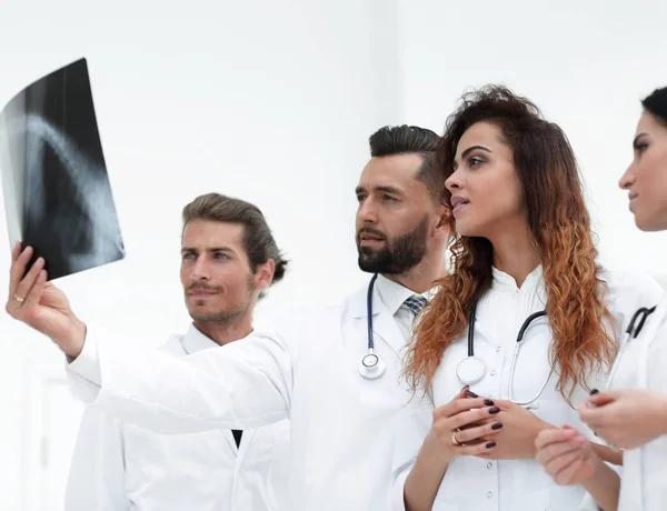 Retrato de médicos varones jóvenes mirando rayos X —  Fotos de Stock