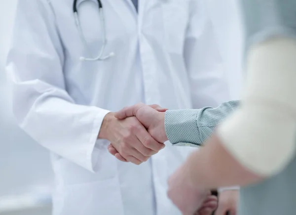 Paziente stringe la mano con il suo medico — Foto Stock