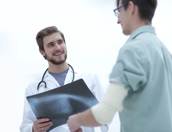 Ορθοπεδικός χειρουργός εξετάζει μια ακτινογραφία του ασθενούς — Φωτογραφία Αρχείου