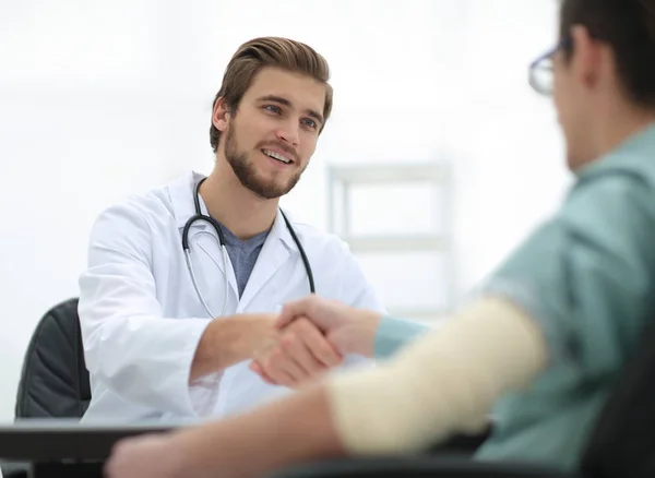 Doctor dando la bienvenida a un paciente en su estudio —  Fotos de Stock