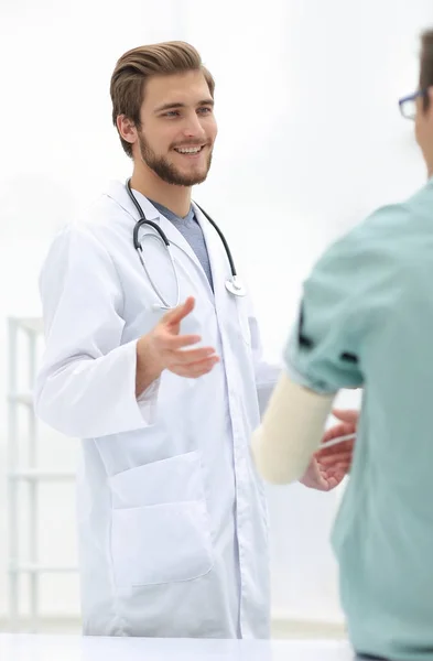 Médico conversando com um paciente — Fotografia de Stock