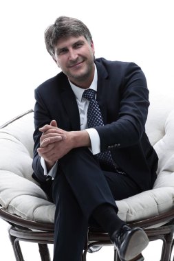 Yorgun işadamı dinlenme, yumuşak bir sandalyede oturuyor.