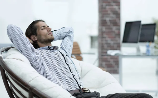 Uomo d'affari rilassante su una comoda sedia — Foto Stock