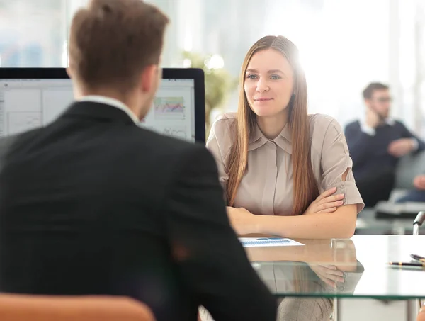 Mujer trabajando con su colega en la oficina . — Foto de Stock