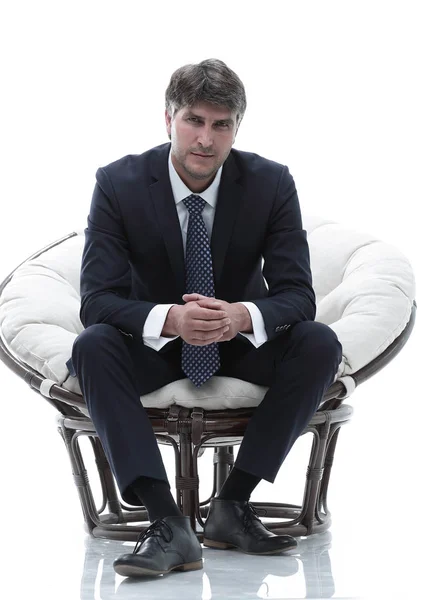 Κουρασμένος επιχειρηματίας που κάθεται σε μια μεγάλη άνετη καρέκλα — Φωτογραφία Αρχείου