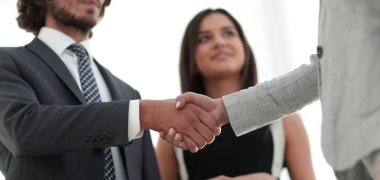 İş adamları geniş pencereli odaya karşı el sıkışıyor