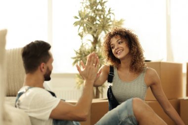 Birbirimizi beş yeni bir ev ile veren genç Çift