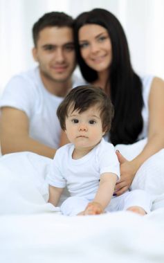 mutlu çift ve yatakta oturmuş oğul