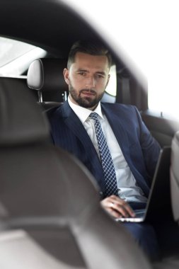 Bir arabada oturan başarılı bir iş adamı Close-Up