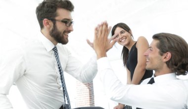 Birbirimizi beş yüksek vererek iş arkadaşları.