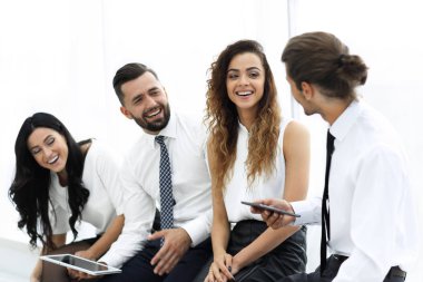 ofiste oturan tablet ile iş takım.