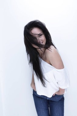 Kendine güvenen genç kadın portresi. Güzellik ve moda.