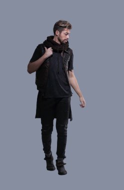 Sıradan giyinmiş genç yakışıklı bir adam.