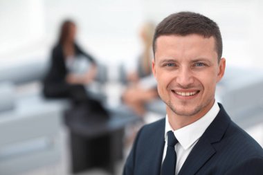 Bulanık arka plandaki başarılı iş adamı