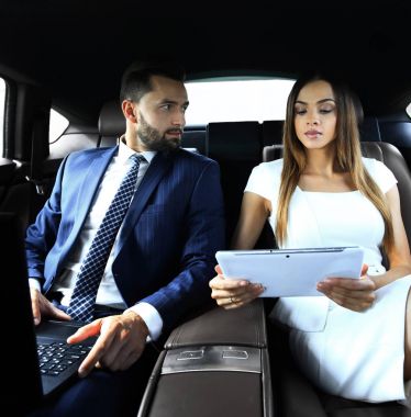 başarılı insanların birlikte arkada çalışan araba koltuğunda