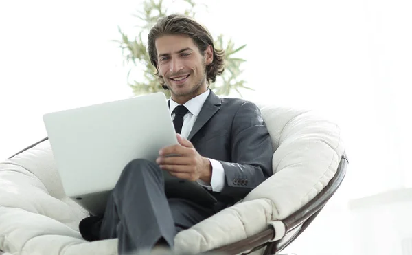 成功的商人，与坐在舒适的大 armchai 的笔记本电脑 — 图库照片