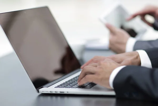 Closeup.Businessman εργασίας για το laptop — Φωτογραφία Αρχείου