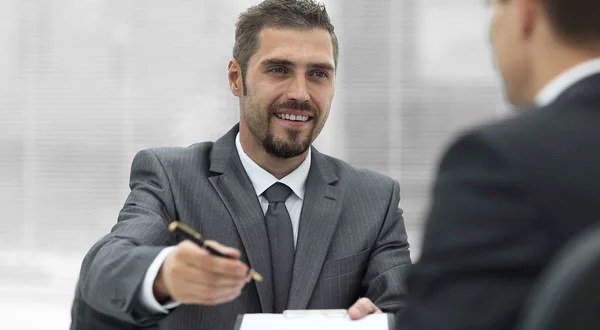 Closeup.smiling işadamı kazançlı contract.the iş kavramı imzalama. — Stok fotoğraf