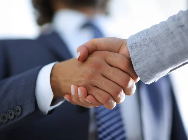 Zakenlieden handshaking na succesvolle zakelijke bijeenkomst — Stockfoto