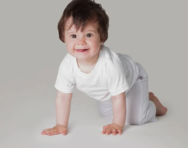 Buon bambino strisciante. Vista laterale — Foto Stock