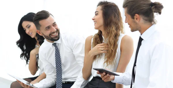 Geschäftsteam mit Tablet im Büro. — Stockfoto