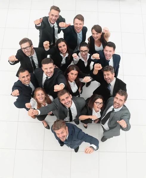 Begreppet framgång. talrika triumferande business-team — Stockfoto