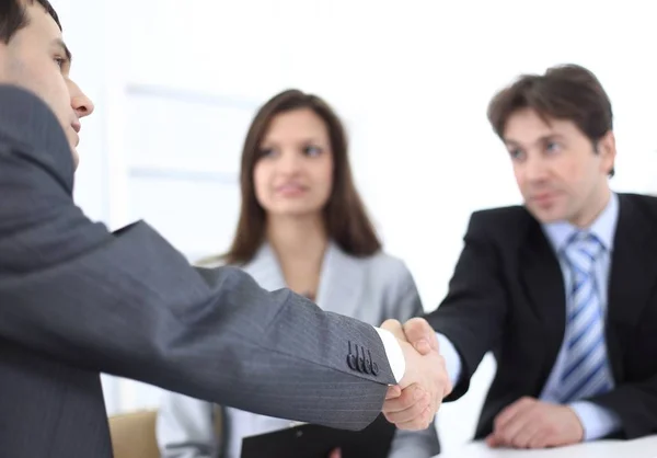 Handskakning affärspartner på arbetsplatsen — Stockfoto