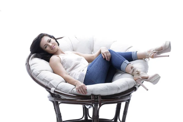 Современная молодая женщина расслабляется в круглом уютном мягком кресле . — стоковое фото
