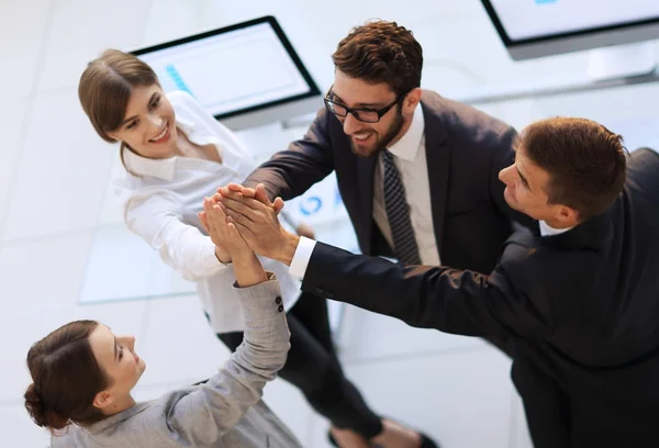 Equipe de negócios bem sucedida dando uns aos outros um high-five, de pé no escritório — Fotografia de Stock