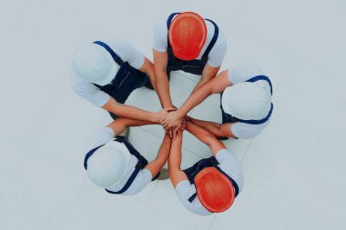 Daire içinde ayakta işçilerin büyük grup.
