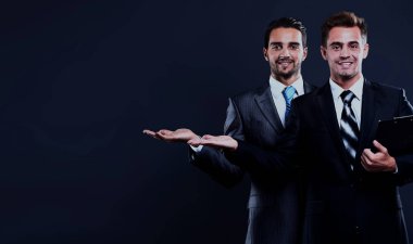 boş boşaltmak siyah arka plan üzerinde gösterilen iki genç işadamı.