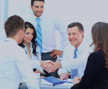 İş adamları toplantıda el sıkışıyor..