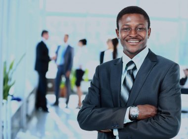 Kendine güvenen iş adamı ile takımının.