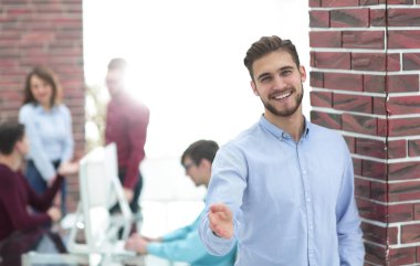 Ofiste oturan başarılı iş adamlarının portresi..