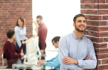 Yakışıklı, kendine güvenen bir iş adamı portresi..