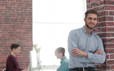 Yakışıklı, kendine güvenen bir iş adamı portresi..