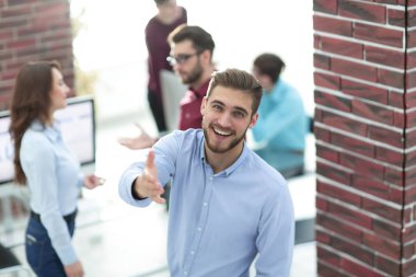 Parlak modern ofis içinde mutlu genç iş adamı portresi