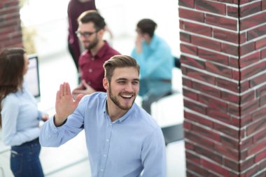 Toplantıda çalışan iş adamlarının resmi.