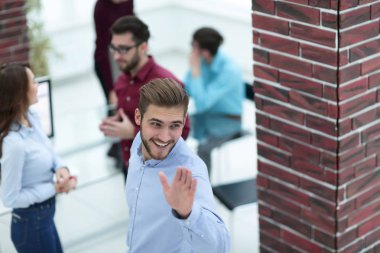 Toplantıda çalışan iş adamlarının resmi.