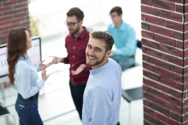 İş adamları modern o toplantıda, bir şey tartışmak