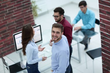 Yaratıcı iş adamları genç adamın açıklamalarını dinliyor..