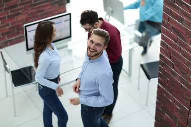 Yaratıcı iş adamları genç adamın açıklamalarını dinliyor..