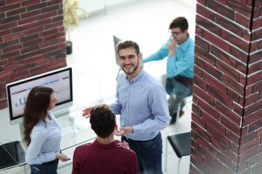 Yaratıcı iş adamları genç adamın açıklamalarını dinliyor..