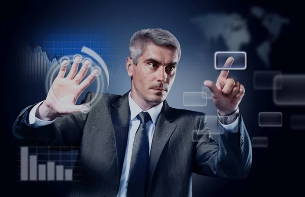 Uomo d'affari premendo tipo high tech di pulsanti moderni su uno sfondo virtuale . — Foto Stock