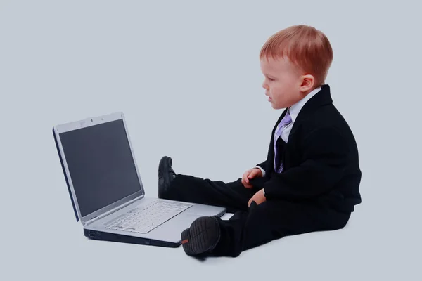 Rapaz feliz usando computador portátil . — Fotografia de Stock