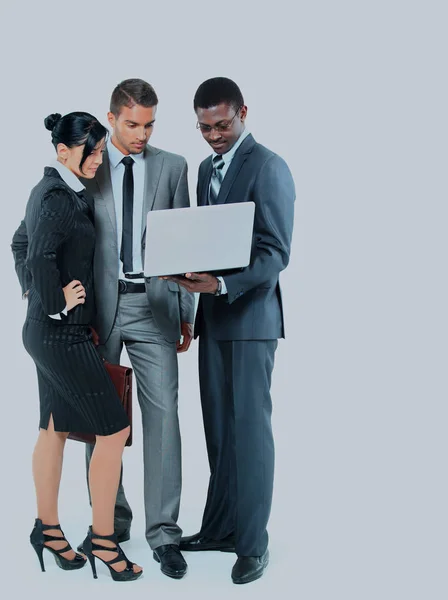 Retrato del equipo de negocios trabajando juntos en el portátil — Foto de Stock