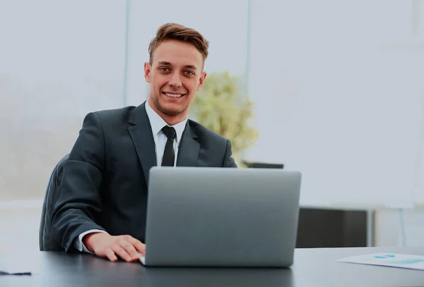 Retrato de um belo jovem homem de negócios com laptop . — Fotografia de Stock