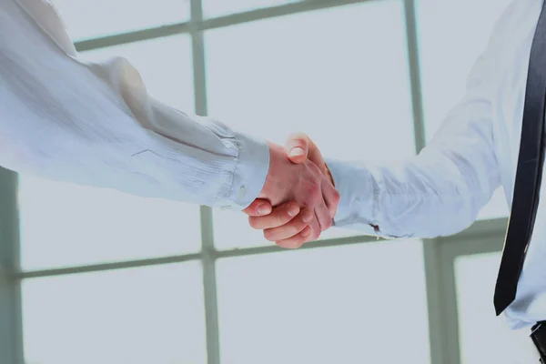 Handslag för affärspartners efter undertecknandet lovande kontrakt. — Stockfoto