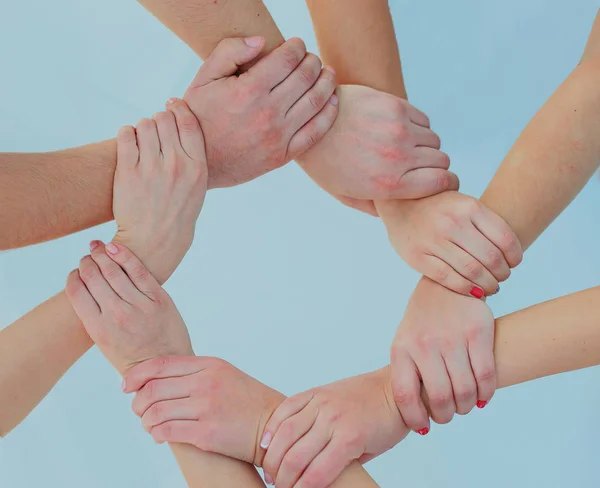 Anello di lavoro di squadra mani che mostra il prodotto . — Foto Stock